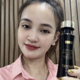 Ảnh chụp Ms Lên cầm mỹ phẩm Tahenami